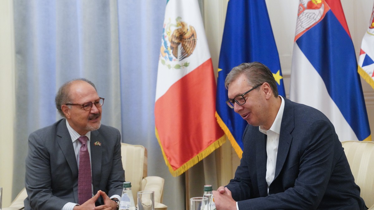 Aleksandar Vučić i ambasador Feliks Korona