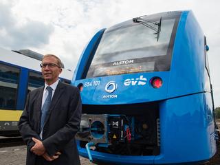 Henri Poupart-Lafarge, dyrektor generalny Alstomu pozuje do zdjęcia obok pociągu zasilanego wodorem Coradia iLint