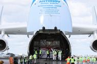 Koronawirus w Polsce. Rozładunek samolotu Antonov An-225 Mriya - największego samolotu świata, który wylądował, 14 bm. na Lotnisku Chopina w Warszawie. 