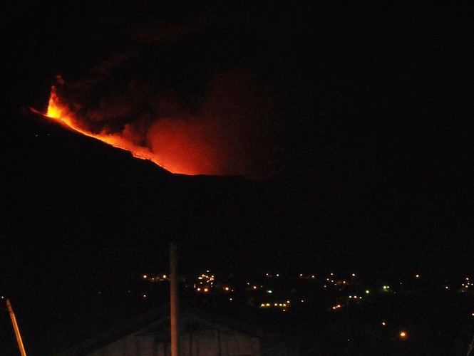 Aktywność Etny powoduje spore problemy na losku w Katanii
