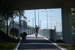 Warszawa ma nową przeprawę przez Wisłę. Otwarto kładkę pieszo-rowerową pod mostem Łazienkowskim [ZDJĘCIA]