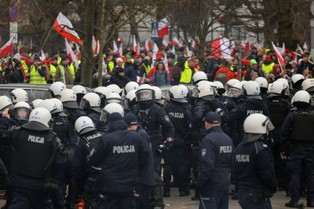 13 policjantów trafiło do szpitali po starciu z rolnikami przed Sejmem