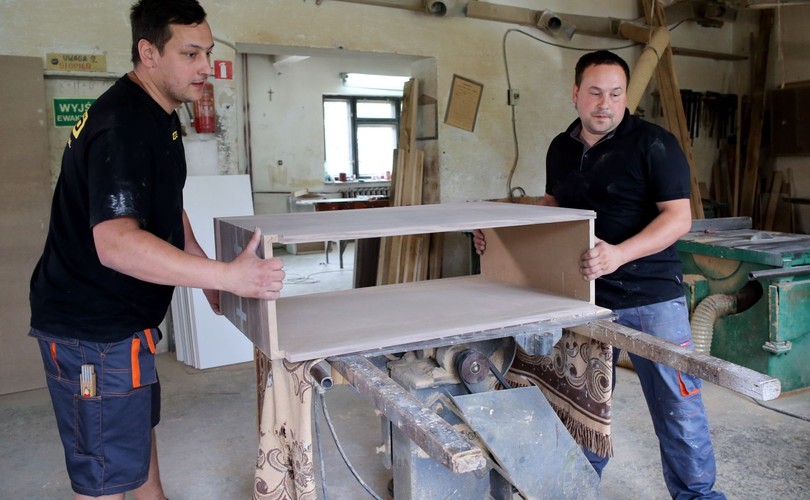 W warsztacie stolarskim Krzysztofa Gaury powstają meble, które będą stanowić wyposażenie apartamentu papieskiego podczas Światowych Dni Młodzieży