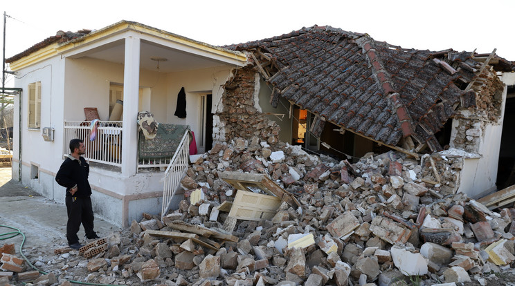 A földrengésben több ház is megrongálódott, az emberek az utcára menekültek ijedtükben./ Fotó: MTI/AP/Vaggelisz Kusziorasz