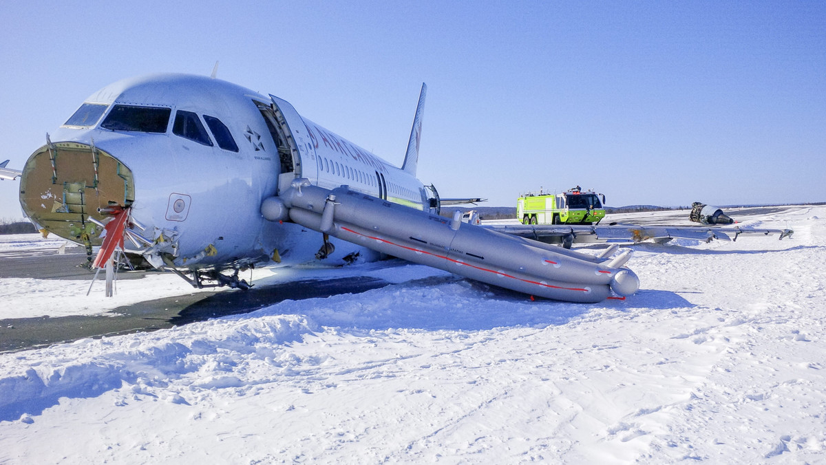 Airbus A320 linii Air Canada wypadł z pasa po twardym lądowaniu na lotnisku Halifax w kanadyjskiej prowincji Nowa Szkocja. 25 osób zabrano do szpitala, jedne na obserwację, inne z obrażeniami, które na szczęście okazały się niegroźne.