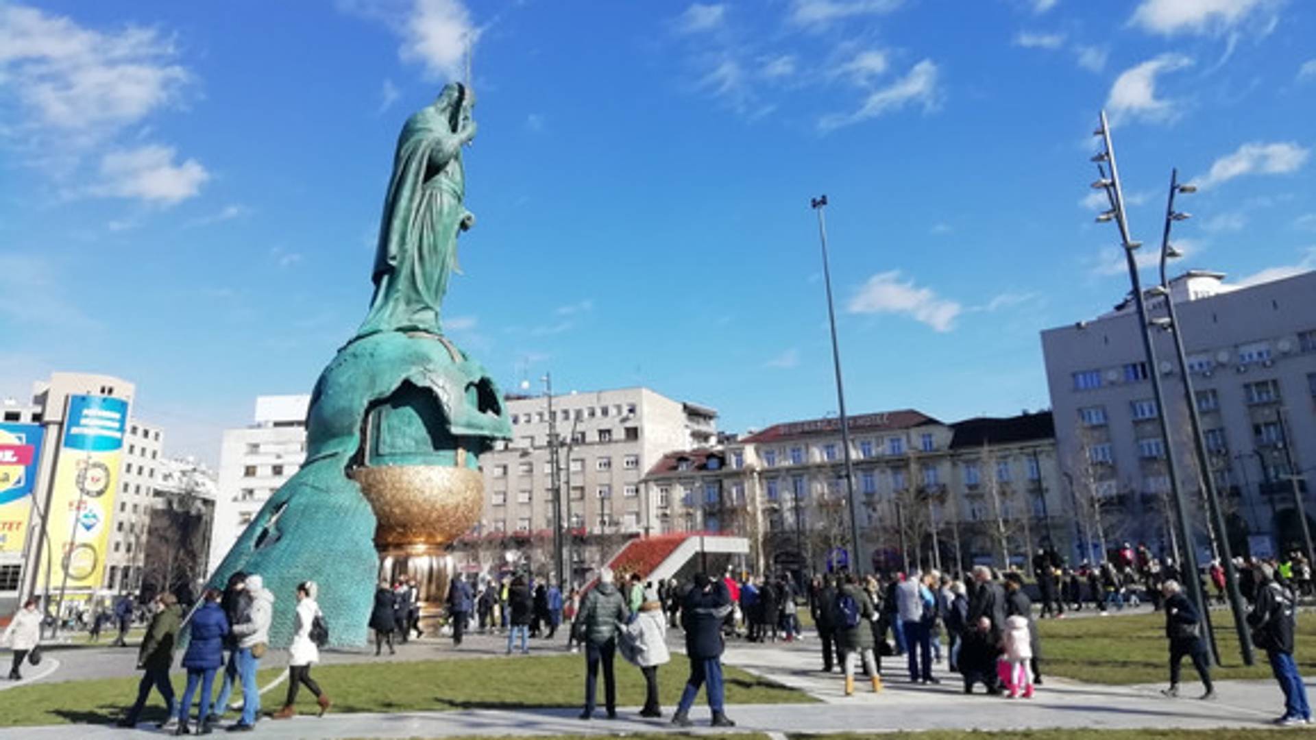 Ljudi u čudu gledaju prizor ispred spomenika Stefanu Nemanji i krste se