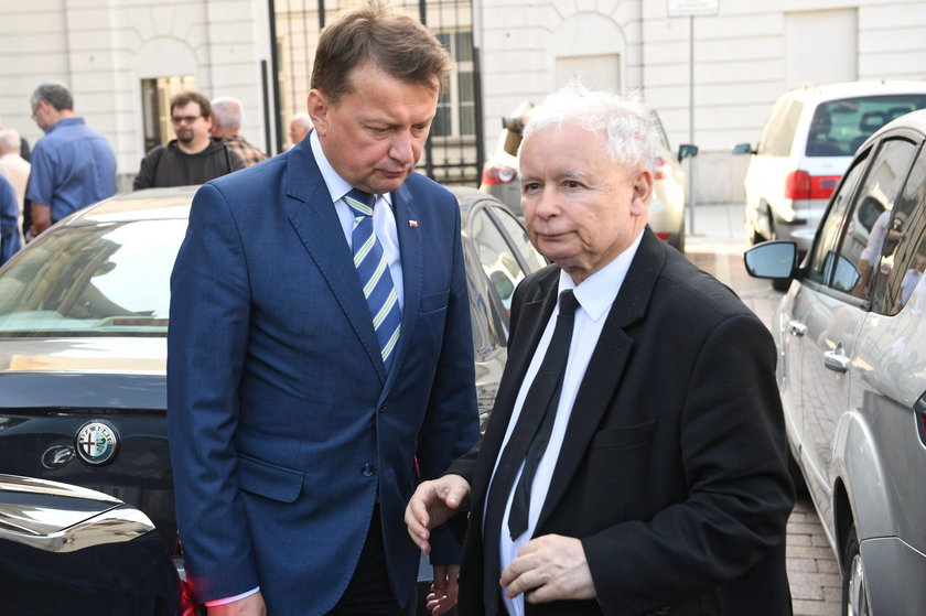 Kaczyński kiwnął na Błaszczaka i wszystko jasne. Tu nie trzeba słów