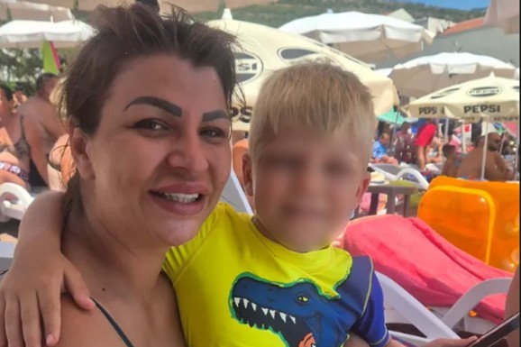 (FOTO) MALI ŽELJKO GRLI MAJKU NA PLAŽI U CRNOJ GORI Marija Kulić podelila fotografiju Miljane sa sinom, jedan detalj svi komentarišu