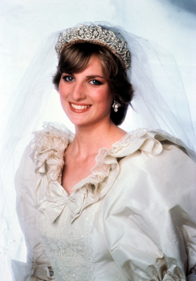 Suknie ślubne w brytyjskiej rodzinie królewskiej: ślub Diany Spencer i księcia Karola w 1981 r.