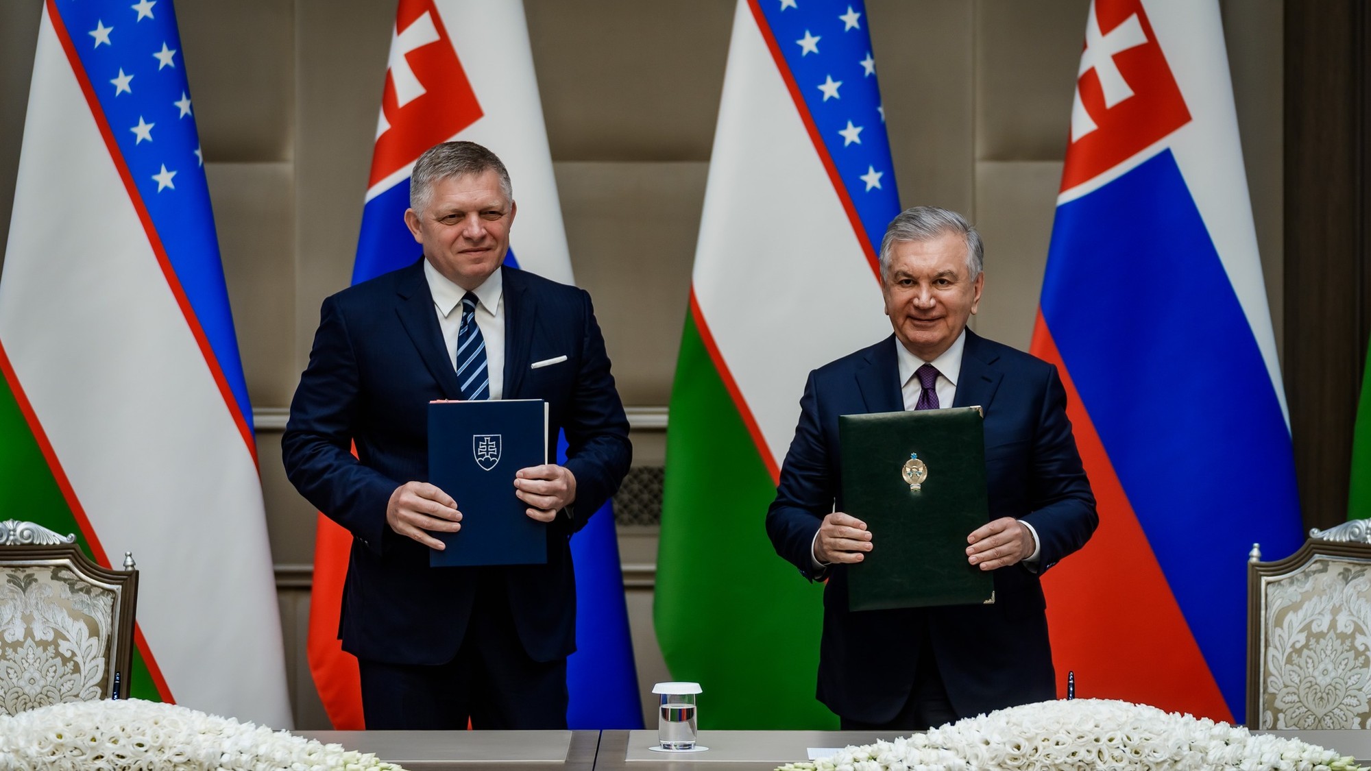 Slovenský premiér Robert Fico s prezidentom Uzbekistanu Šavkatom Mirzijojevom