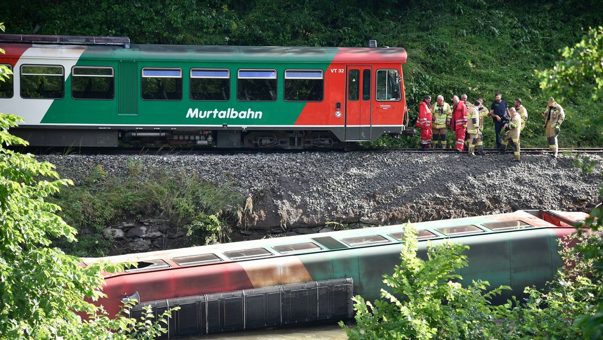 Austria. W Alpach wykoleił się pociąg. Wagon wpadł do rzeki