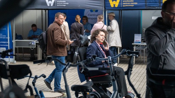 Podczas targów można zobaczyć wiele ciekawych rozwiązań przygotowanych dla osób z niepełnosprawnościami, seniorów oraz wszystkich potrzebujących ułatwień. 