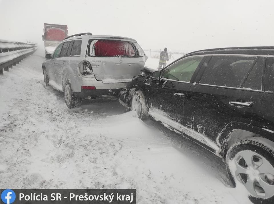 Diaľnicu pod Tatrami uzavreli, zrazilo sa tam približne 30 áut.