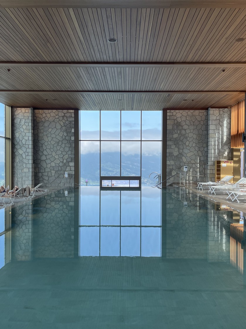 La piscine intérieure invite à la baignade. 