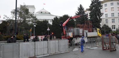 Policja ogrodziła Sejm! Tak bronią się przed protestującymi