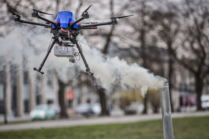 Dronem badają smog w Krakowie