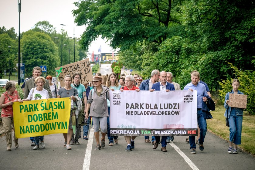 Protest mieszkancow przeciwko wycince drzew w Parku Slaskim