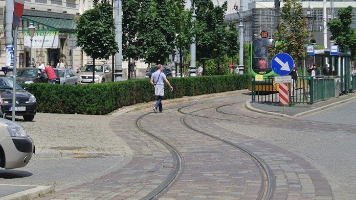 Historia powstania tego przejścia liczy sobie już ponad dwa lata i jest klasycznym przykładem polityki transportowej Poznania. Zresztą wszystko wskazuje na to, że co najmniej drugie tyle jeszcze sobie na nie poczekamy...