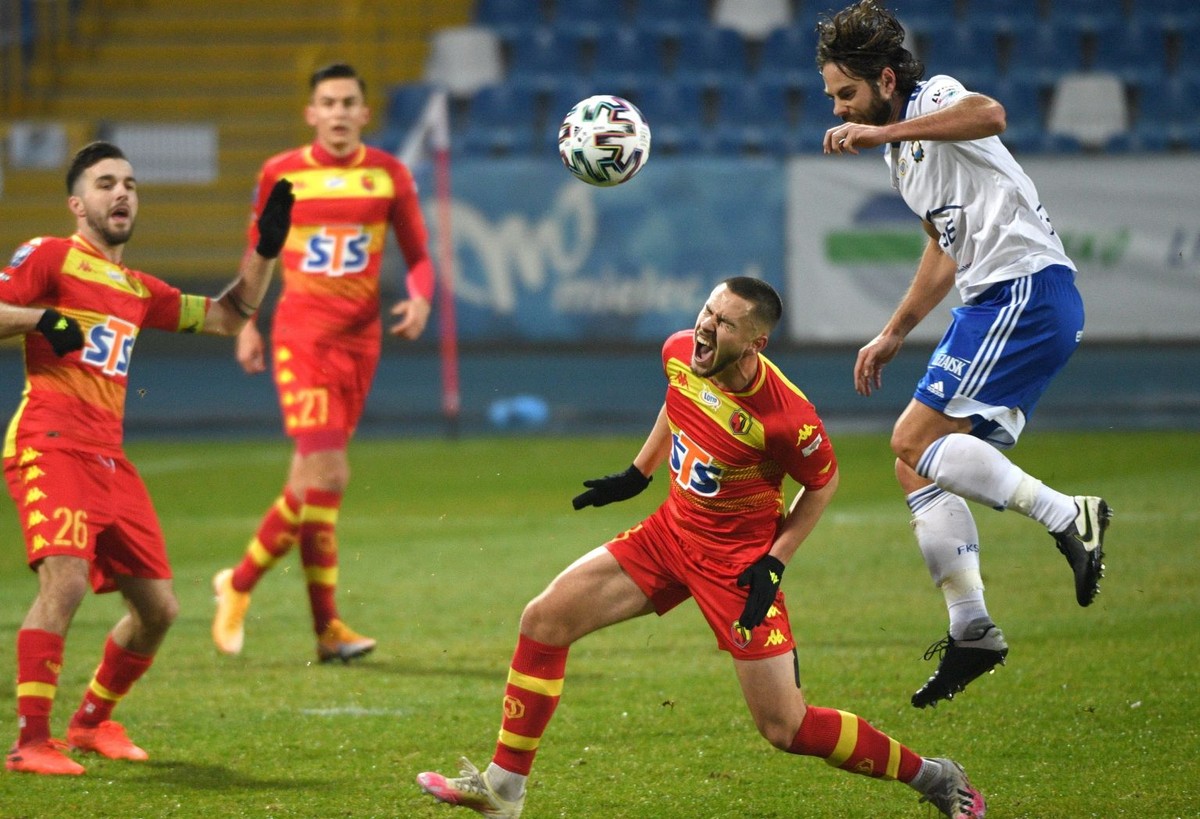 Zawodnik PGE FKS Stali Mielec Marcin Flis i piłkarze Jagiellonii