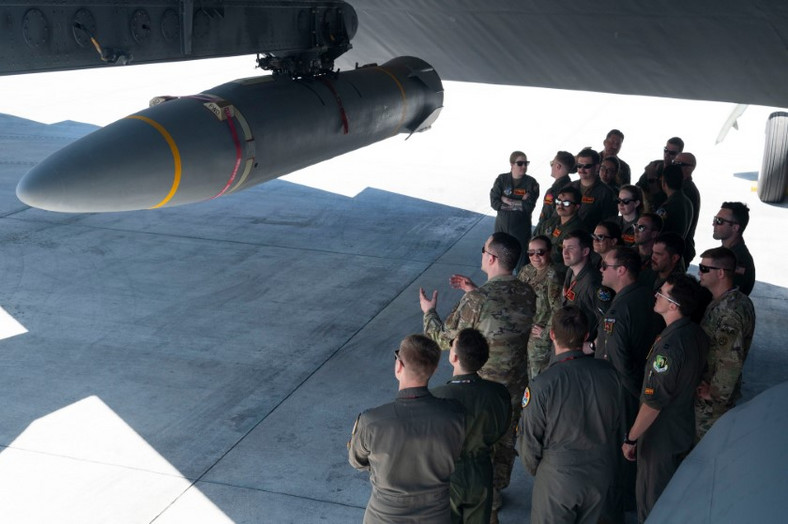 Pocisk AGM-183A ARRW podczas prezentacji dla personelu US Air Force w bazie Andersen na wyspie Guam