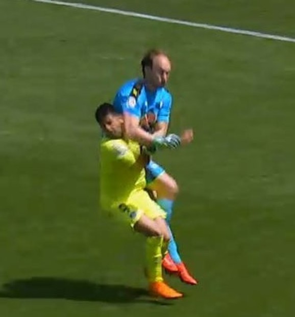 Duel Dmitrovića i Rodrigeza, posle kog je Španac ostao da leži na terenu