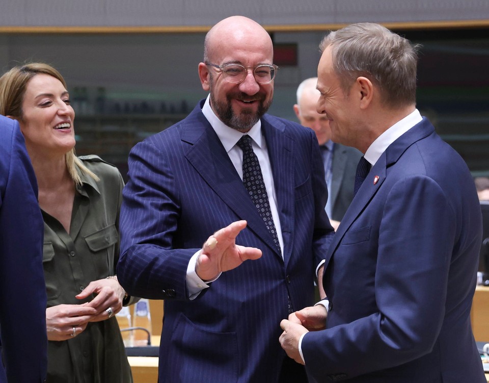 Donald Tusk, przewodniczący Rady Europejskiej Charles Michel i przewodnicząca Paramentu Europejskiego Roberta Metsola