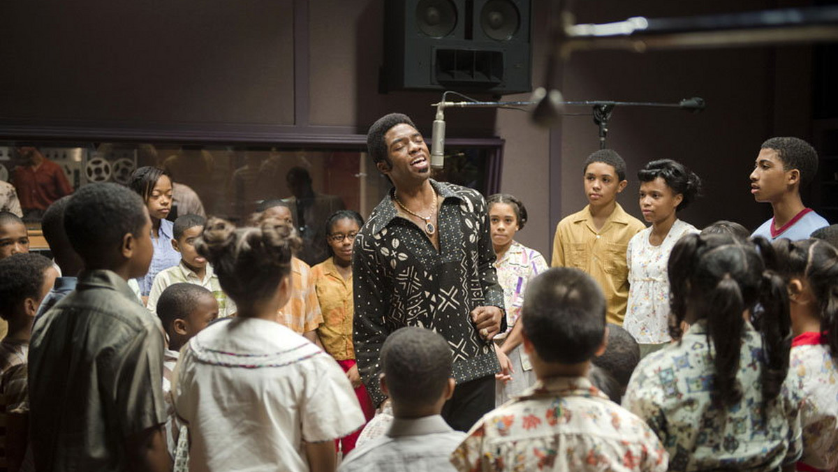 "Get on Up" Tate'a Taylora, skomplikowana narracyjnie filmowa biografia Jamesa Browna, egocentryka i muzycznego geniusza, który bardzo mocno wpłynął na otaczającą go rzeczywistość, to obraz bardzo dobry, doskonale skrojony pod swoją grupę docelową, aczkolwiek ani przez chwilę nie ocierający się o wielkie kino. Dla miłośników niekwestionowanego talentu Jamesa Browna jest to pozycja obowiązkowa, jednakże widzowie nie interesujący się tego typu muzyką powinni film Taylora uznać za jedną z wielu możliwości spędzenia przyjemnego wieczoru przed telewizorem.