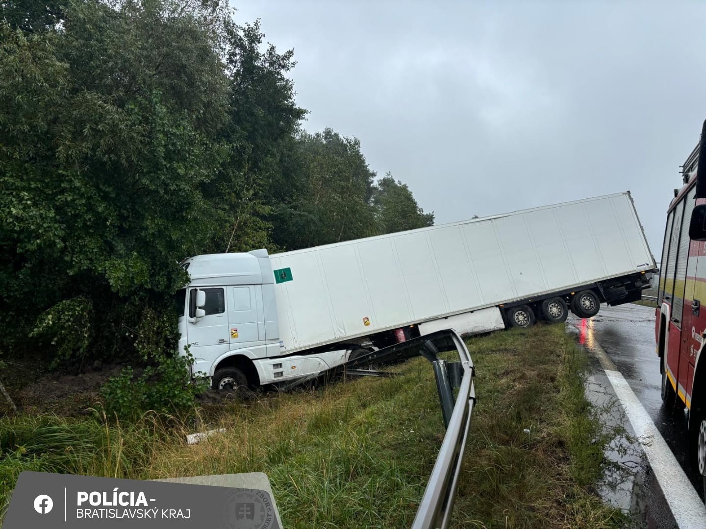 Policajti aktuálne dokumentujú okolnosti dopravnej nehody kamióna na diaľnici D2 v smere z Bratislavy do Českej republiky.