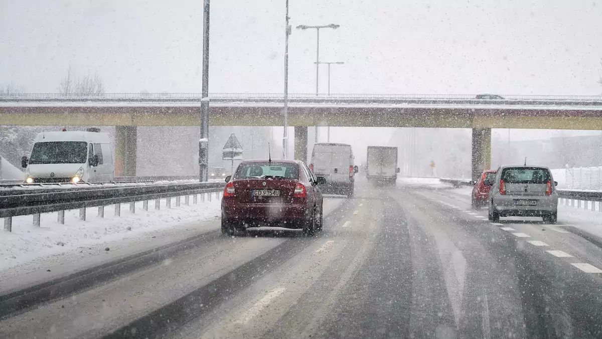 Niebawem spadnie śnieg. Warunki na drogach staną się bardzo trudne