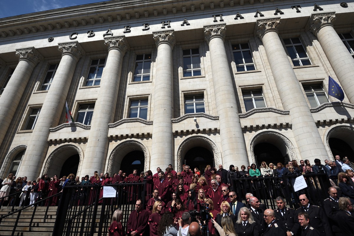 Prokuratorzy, śledczy i urzędnicy sądowi protestują przed sądami w całym kraju po zamachu na bułgarskiego prokuratora generalnego Iwana Geszewa