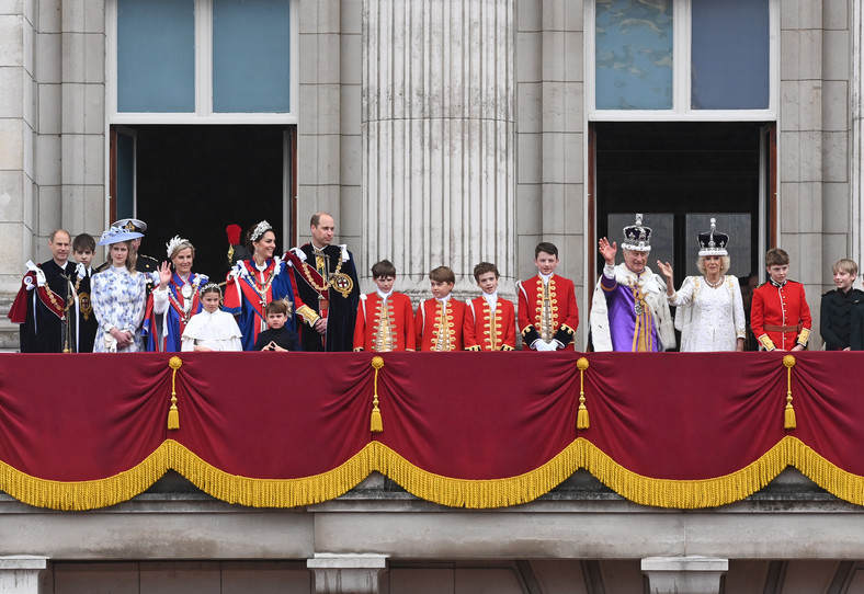 Rodzina królewska na balkonie pałacu Buckingham po uroczystej koronacji.