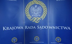 Decyzje nowej KRS są masowo kwestionowane