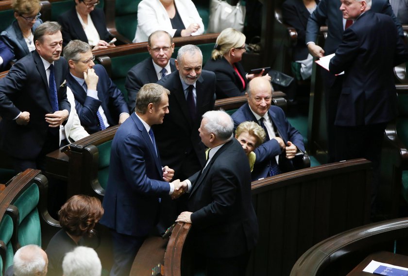 Kaczyński podał rękę Tuskowi