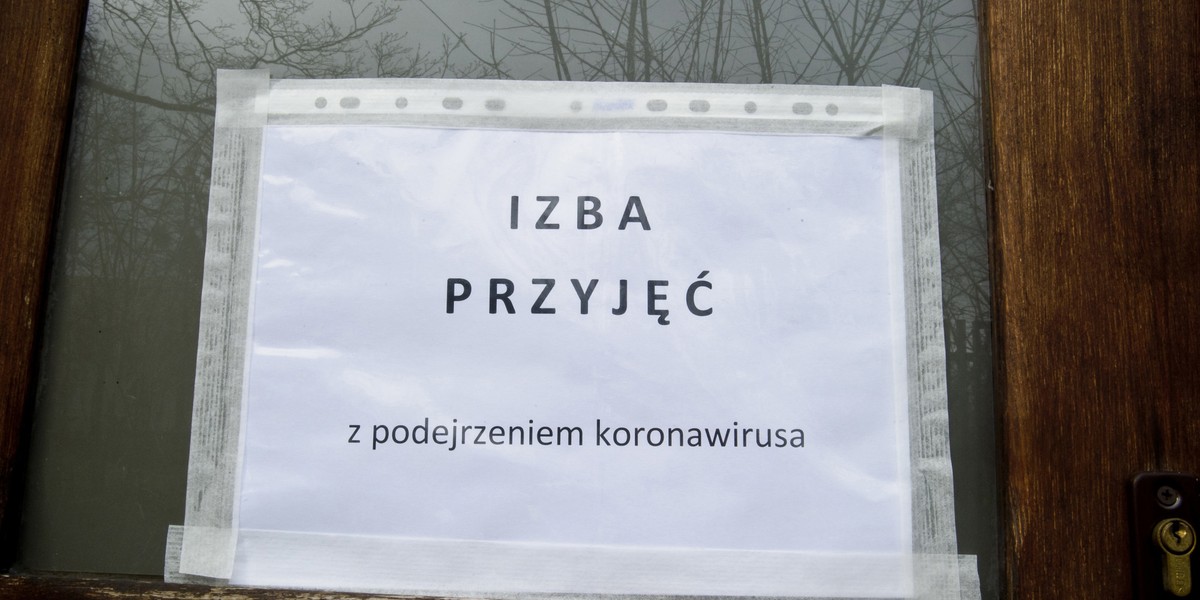 Rząd w związku z zagrożeniem koronawirusem poinformował w środę, że placówki oświatowe i szkoły wyższe zawieszają na dwa tygodnie zajęcia. Odwołane są wszelkie imprezy masowe i zawieszona zostanie działalność instytucji kultury, w tym teatrów, kin i muzeów.