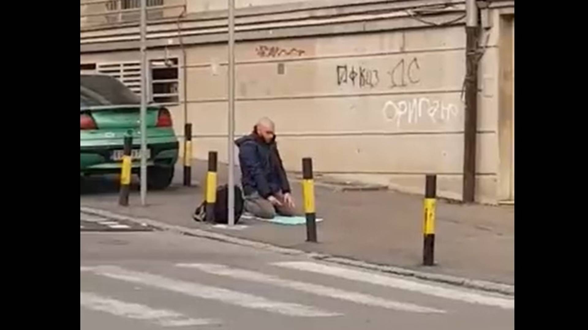 Snimak momka koji se klanja u centru Beograda izazvao haos na društvenim mrežama