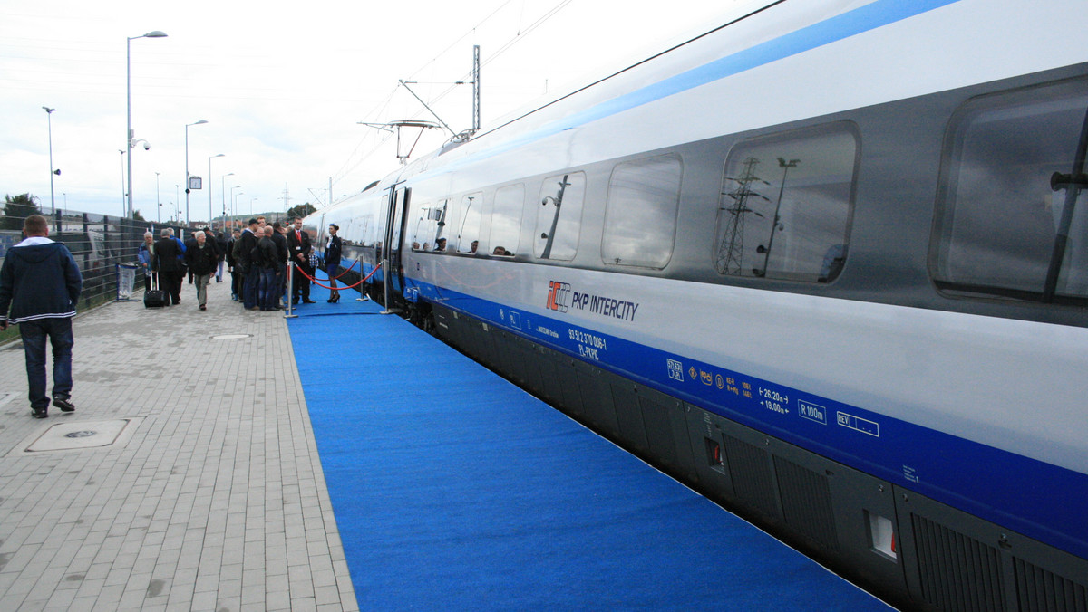 Znamy nieoficjalną wersję rozkładu jazdy PKP Intercity w 2014/2015 roku. Według planów kolei Pendolino pojedzie do Warszawy 220 minut.