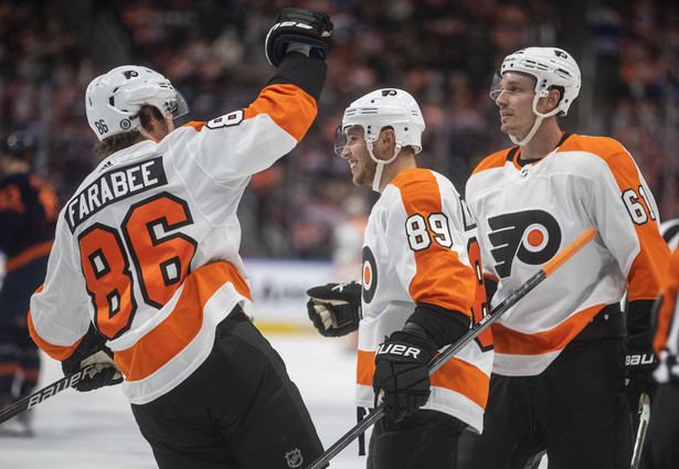 Hokeiści Philadelphia Flyers Joel Farabee (L), Cam Atkinson (C) i Justin Braun (P) cieszą się z gola tego drugiego