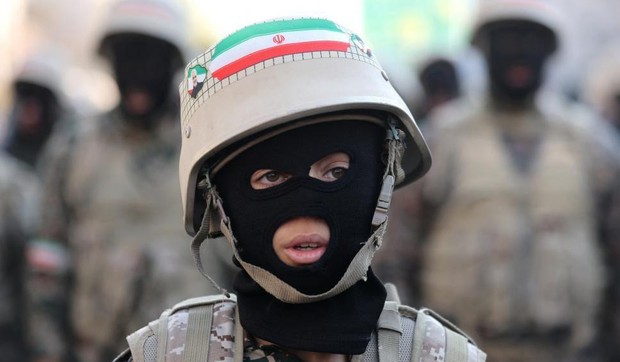 Pripadnik iranske dobrovoljačke milicije Basidž prisustvuje maršu u Teheranu u januaru 2025. godine | Foto: Majid Asgaripour/WANA/Reuters