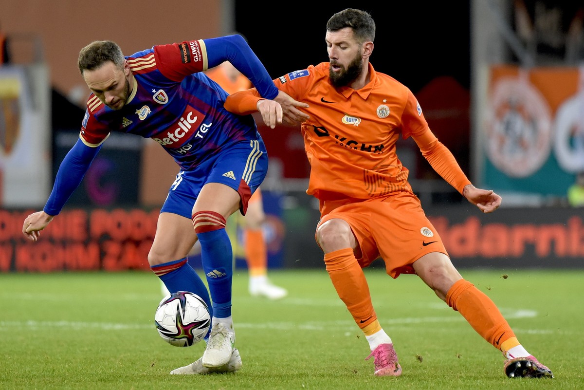 Zawodnik KGHM Zagłębia Lubin Aleksandar Scekic (P) i Tom Hateley (L) z Piasta Gliwice podczas meczu 24. kolejki piłkarskiej Ekstraklasy