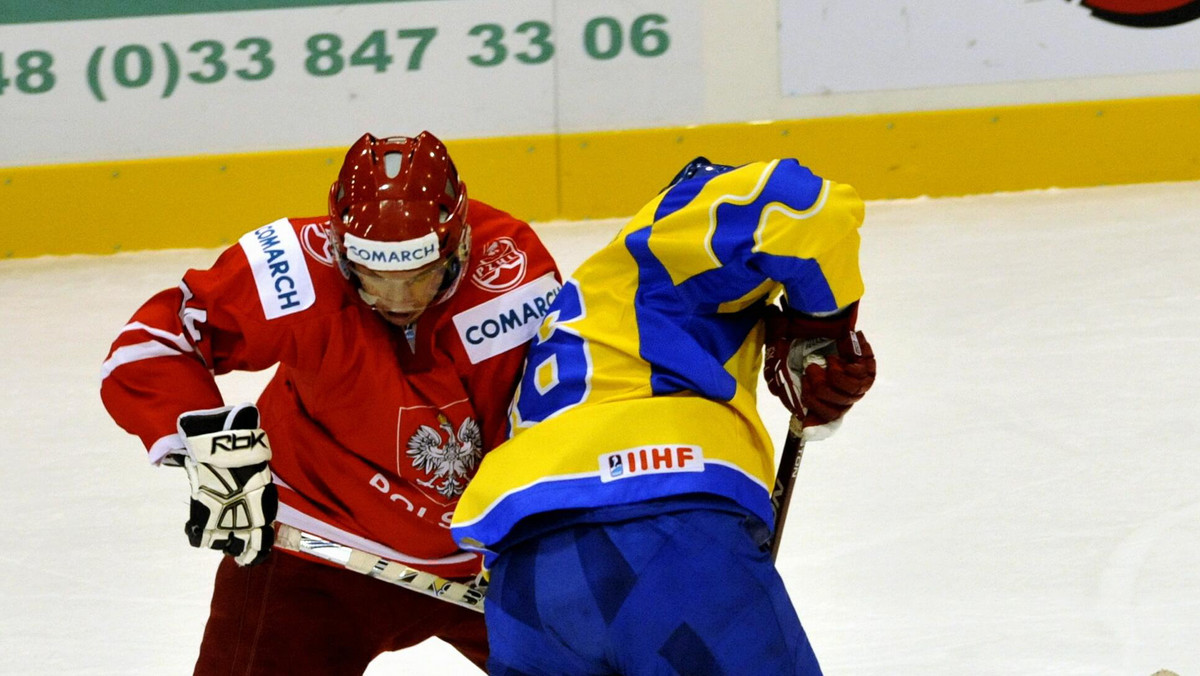 Reprezentacja Polski w hokeju na lodzie przegrała w sobotę z Ukrainą 1:2 (1:2, 0:0, 0:0) w towarzyskim meczu w Kijowie. Jedynego gola dla biało-czerwonych zdobył Leszek Laszkiewicz.