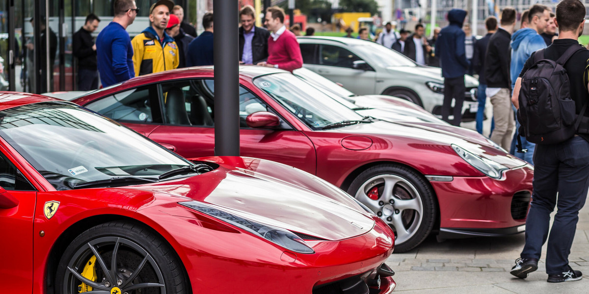 Według medialnych doniesień, włoscy producenci samochodów luksusowych będą mogli o rok dłużej, niż reszta, produkować auta z silnikami spalinowymi. 