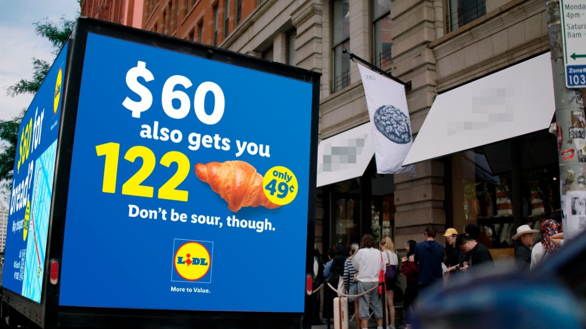 Lidl a parcat un camion de reclamă chiar în fața brutăriei care vinde pâine austriacă de secară cu 60 de dolari: „122 de croissante la același preț”