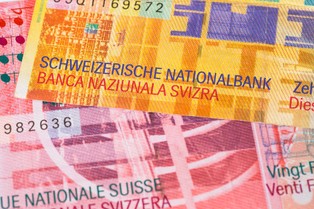 Wyrok TSUE ws. frankowiczów. Zaskakująca reakcja rynków: frank tanieje, akcje banków drożeją