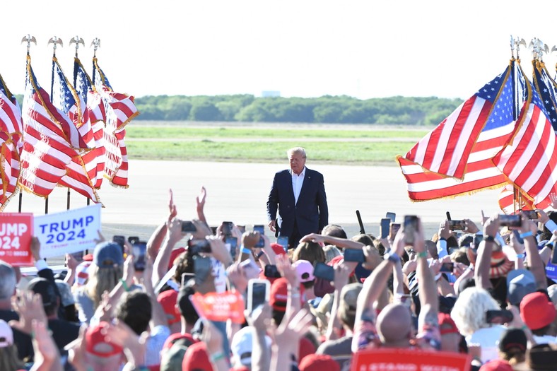 Tłumy ludzi na wiecu Donalda Trumpa na lotnisku regionalnym w Waco w Teksasie, 25 marca 2023 r.