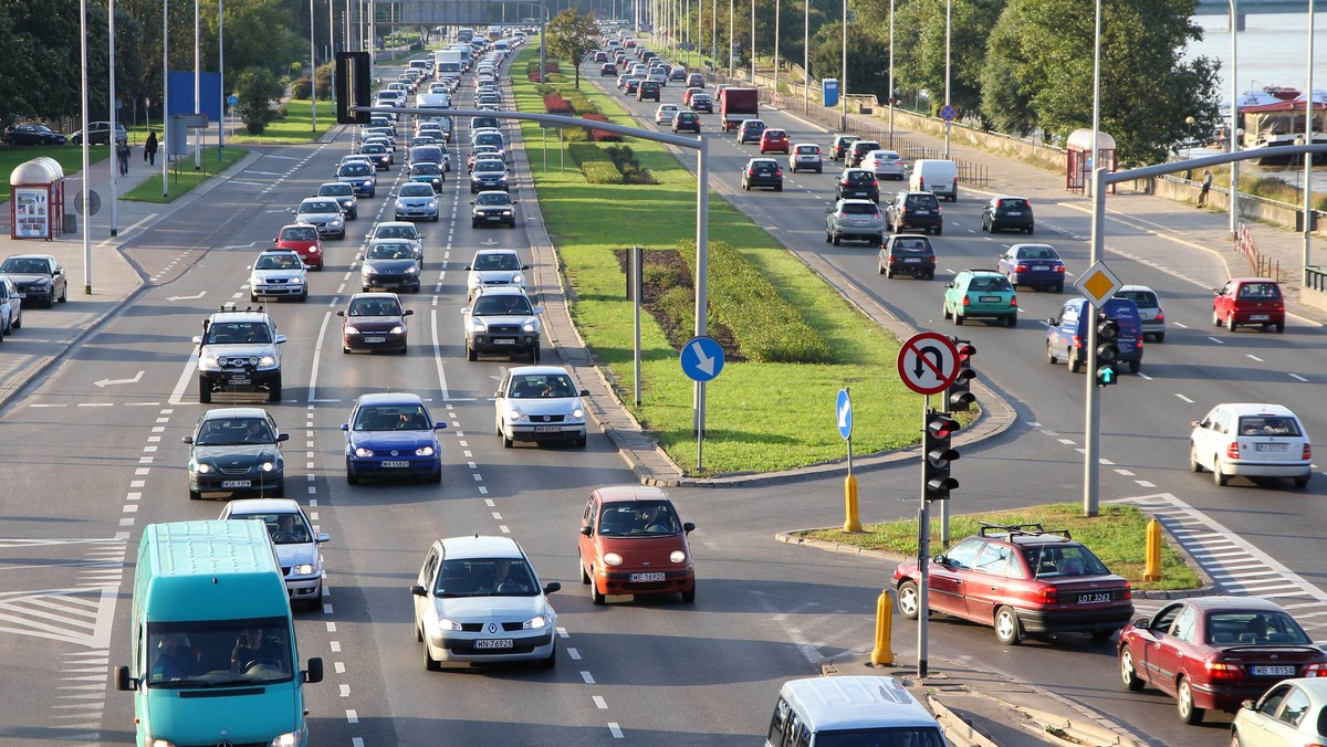 Nowe, zaostrzone przepisy obowiązują dopiero od 10 maja, a już policjanci zatrzymali kilkudziesięciu kierowców, którzy o ponad 50 km/h przekroczyli dozwoloną prędkość w terenie zabudowanym. Same zmiany budzą wiele kontrowersji zarówno wśród kierowców, jak i specjalistów. A jakie jest Wasze zdanie?