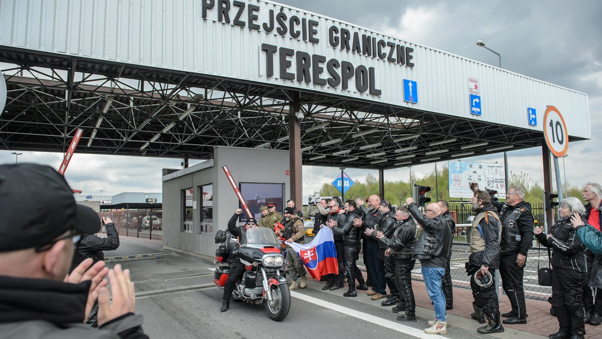 Kilku uczestników rajdu klubu "Nocne Wilki" z Moskwy do Berlina przejechało dziś polsko-białoruską granicę. W Terespolu czekała na nich grupa motocyklistów z Polski, Rosji, Słowacji i Niemiec. Razem wyruszyli do Warszawy.