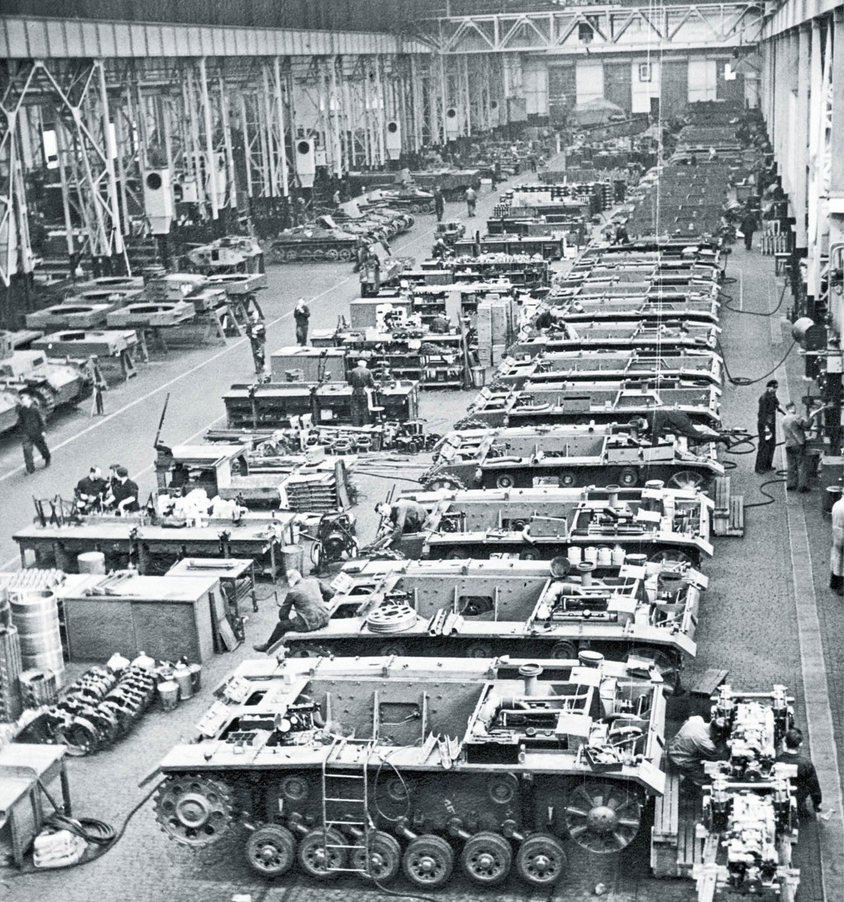 Robotnicy montujący czołgi dla armii III Rzeszy. 21 maja 1940 r.