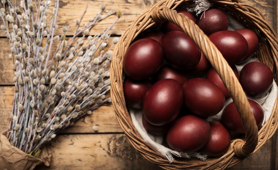 Farbowanie jajek w łupinach cebuli to najtańszy sposób na zdobienie wielkanocnych pisanek