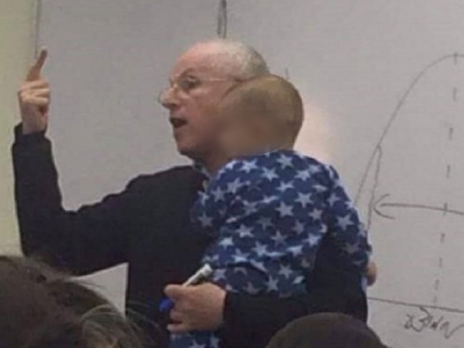 Profesor zadivio sve onim što je uradio usred predavanja