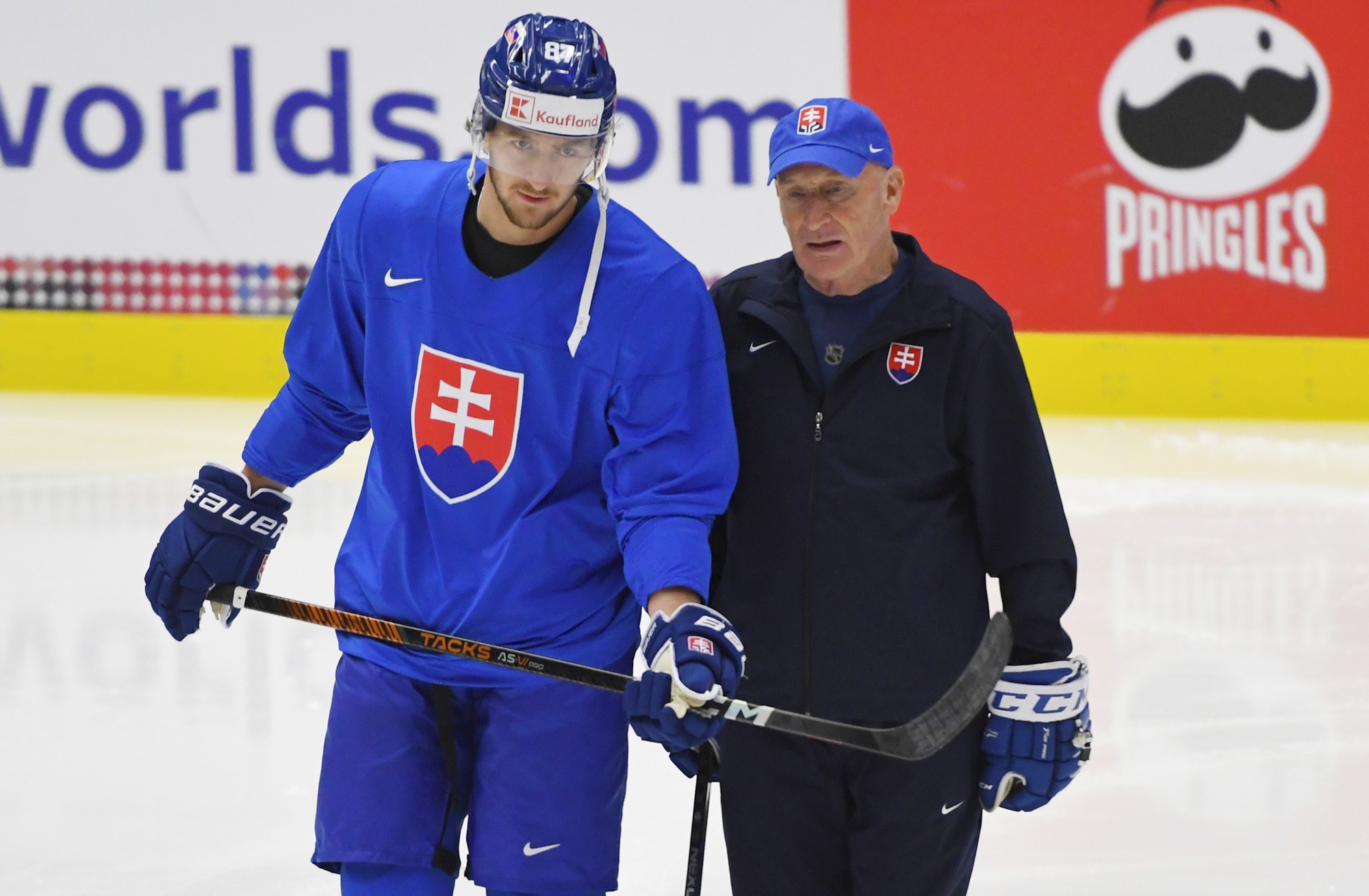 Pavol Regenda a tréner Craig Ramsay.